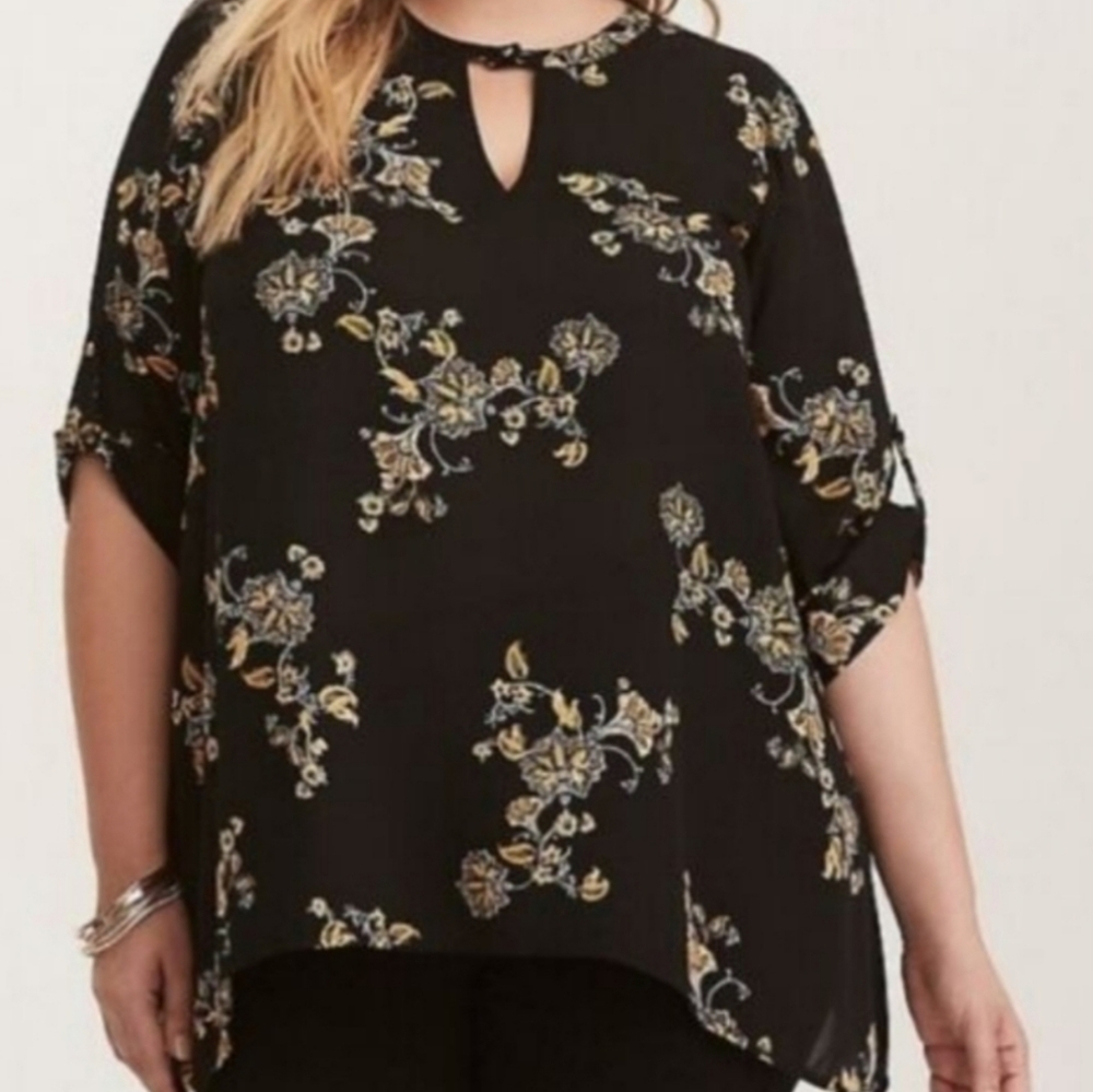 Torrid Romantic Feminine 00 Keyhole Sharkbite Hem Floral Choker Blouse Black